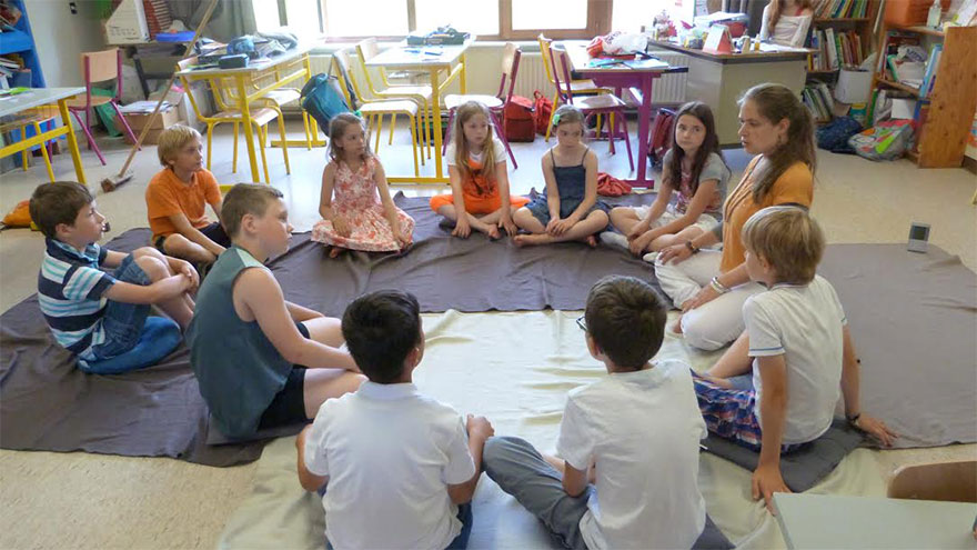 Enfants qui apprennent la méditation